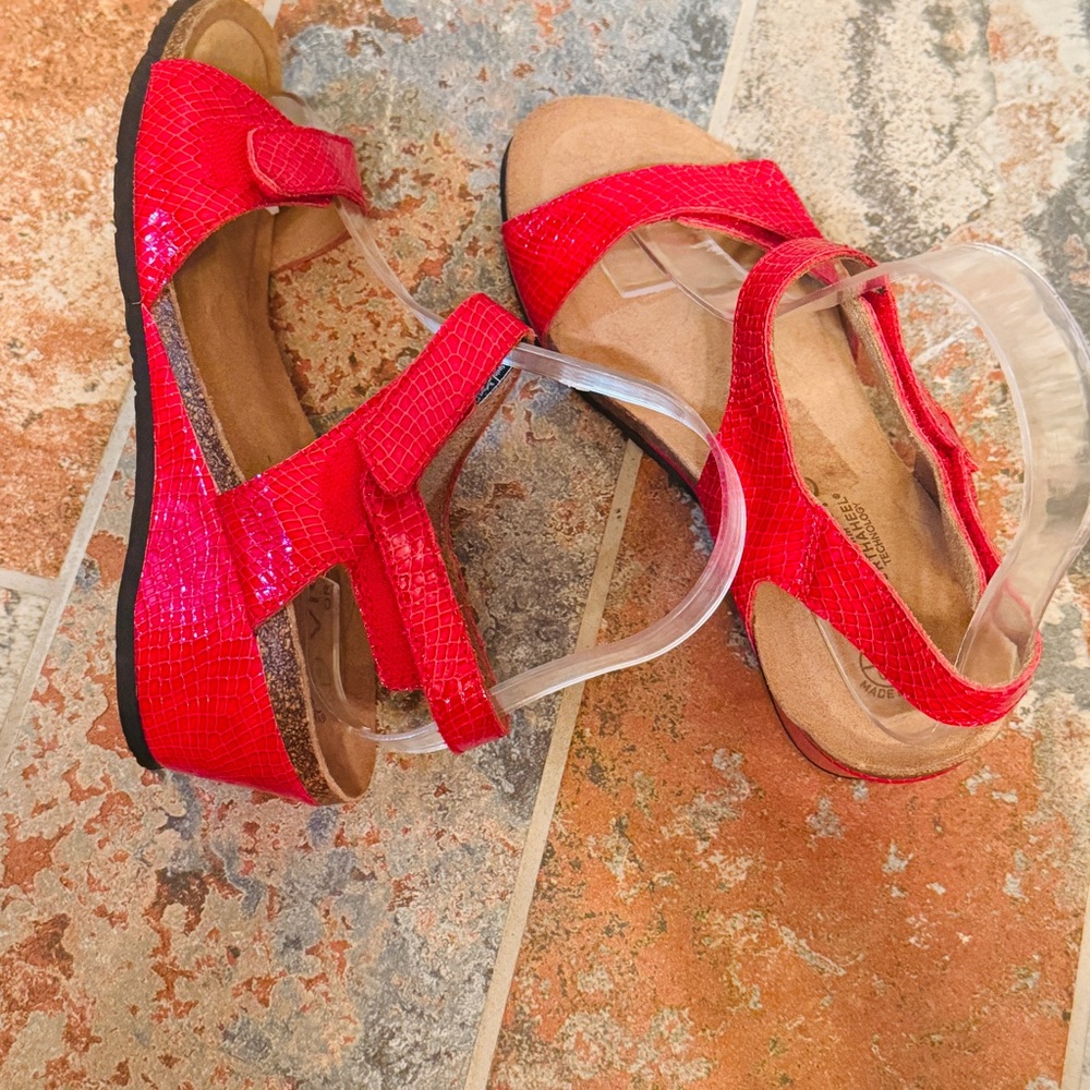🌹Sassy Wedge, Made In Spain Vionic Ortho Red Leather Women's Adjustable Sandals! - Picture 2 of 14
